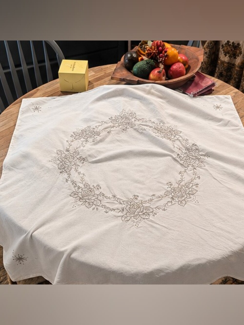 Vintage Embroidered Linen Tablecloth & 4 Napkins – Floral Wreath